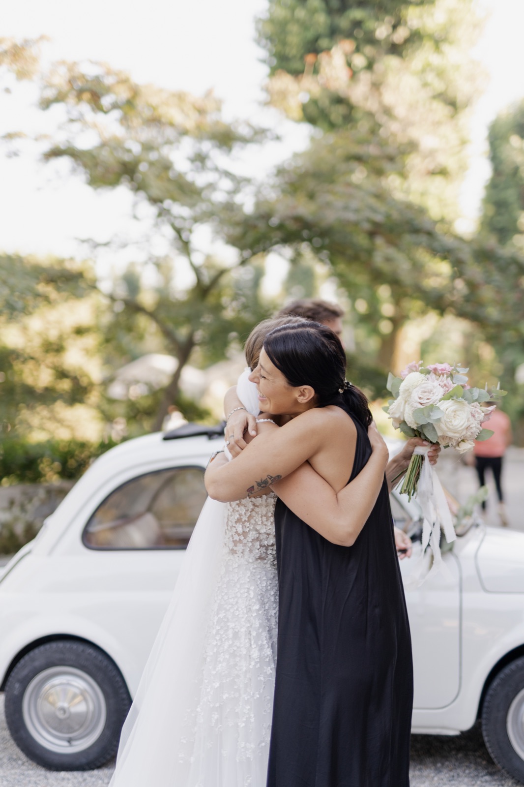 Alice Alfiedi abbraccia una sposa il giorno del matrimonio